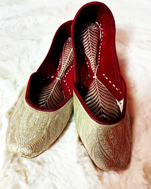 Golden Gota Zari Work Casual Jutis