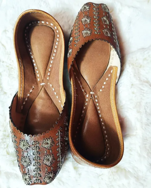 Brown Zari Work Casual Jutis