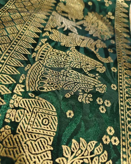 Cream Zari Work Crepe Silk Saree Border Style